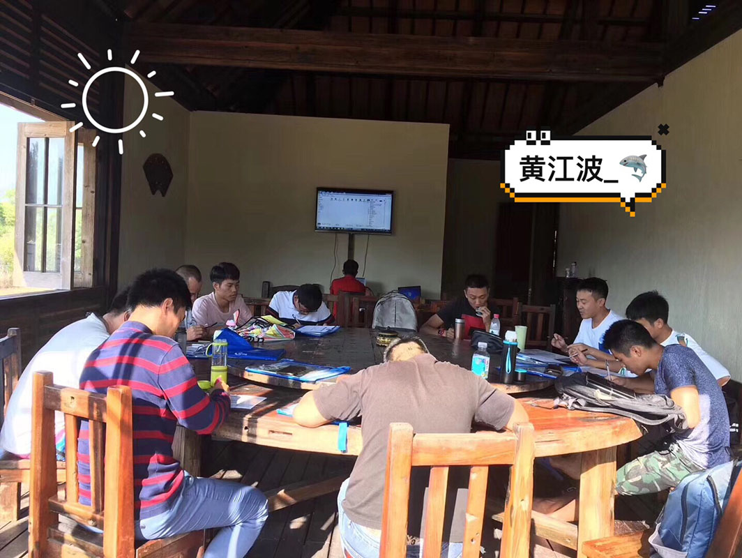 除了俯瞰大地的飛翔，還有潛入海底的翱翔。